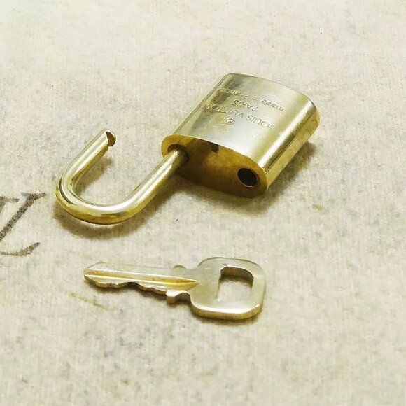 AUTHENTICITY GUARANTEED LOUIS VUITTON LV 10 SET PADLOCK KEY BAG - Picture 4 of 4